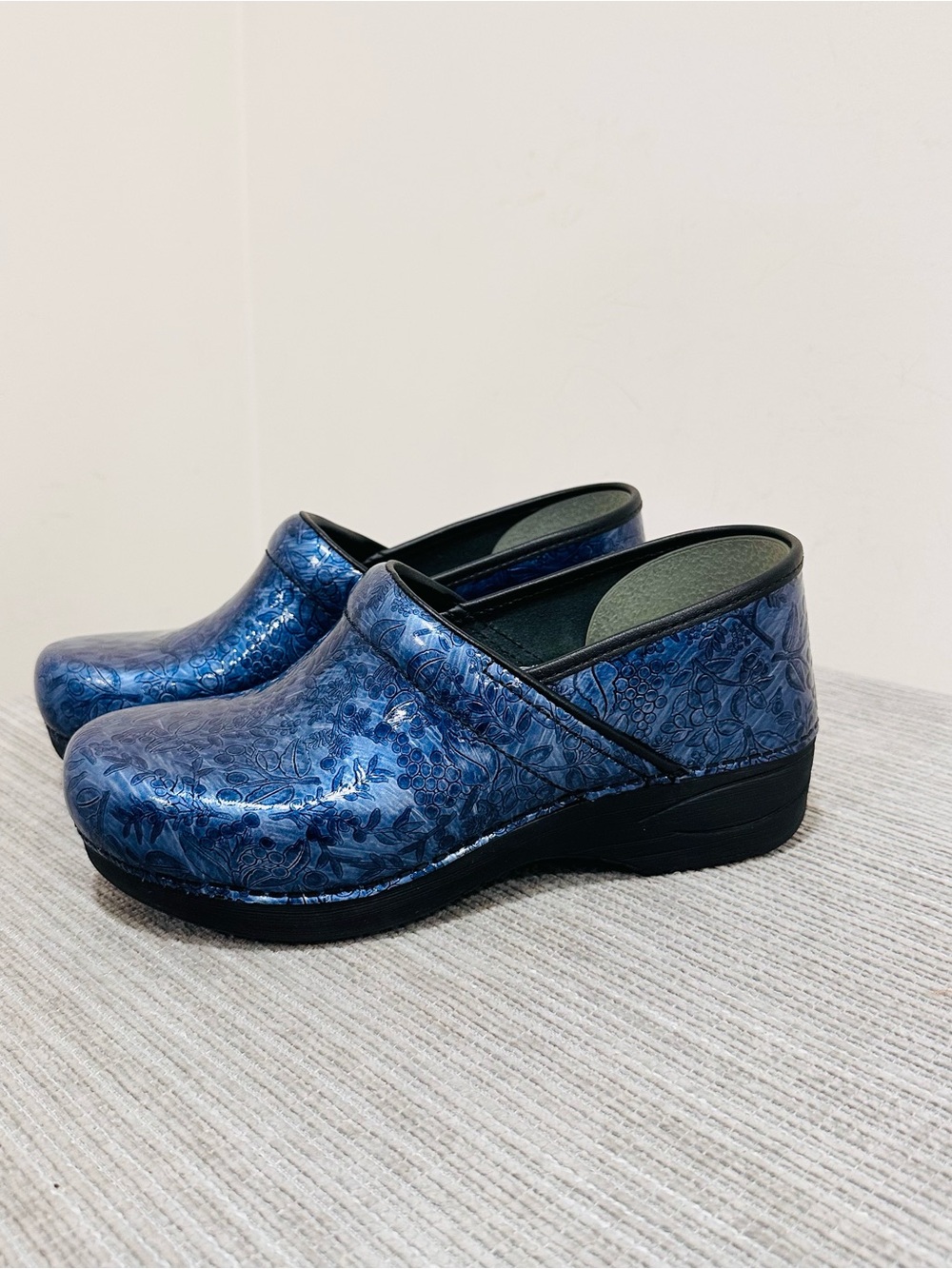 Dansko XP 2.0 Navy Embossed Patent Leather Clogs Floral Women's Sz 40 US 9.5-10